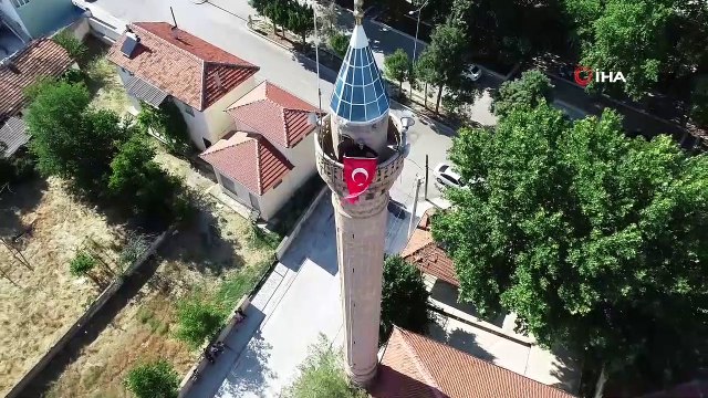 İmamlar gelmeyince minarenin kapısını kırıp sela okudu, sokak sokak dolaşıp halkı dışarı çıkardı