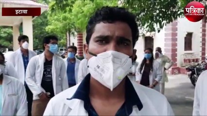 इंटर्न एमबीबीएस डॉक्टरों ने मानदेय को लेकर डीएम आफिस के बाहर किया प्रदर्शन