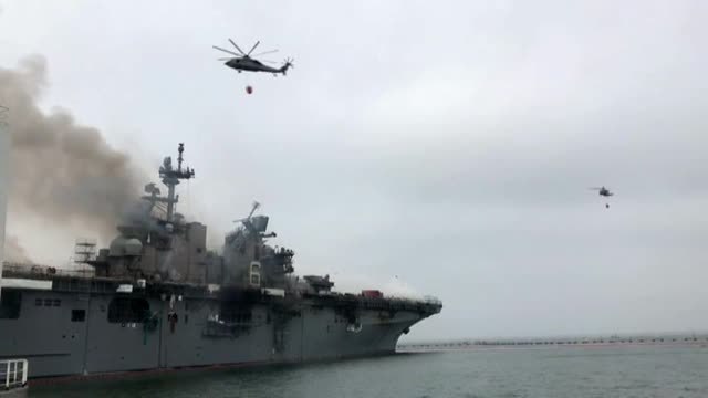 Continúan los trabajos para extinguir el aparatoso incendio que afecta a un buque de guerra estadounidense