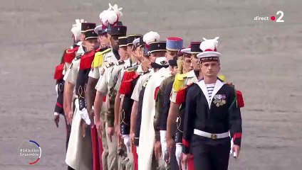 Les troupes forment une croix de Lorraine pour le 14 juillet 2020 Place de la Concorde