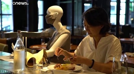 Port du masque obligatoire au Québec, et des mannequins pour gérer la distanciation à Montréal