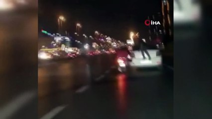 İstanbul’da şaşkınlık veren görüntü: Arıza yapan aracı motosiklet ile itti