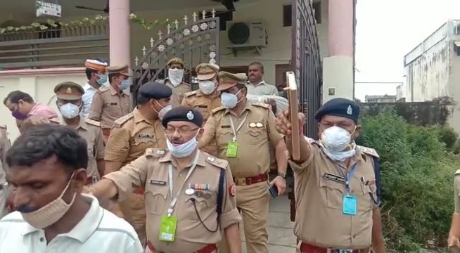 बाराबंकी में पति-पत्नी समेत दो बच्चों का फंदे पर लटका मिला शव, हत्या या आत्महत्या में उलझी पुलिस