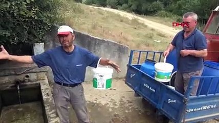 Tekirdağ'da susuz kalan köylüler, traktör ve araçlarla su taşıyor