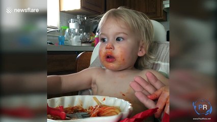 Adorable US toddler leads family prayer before eating food