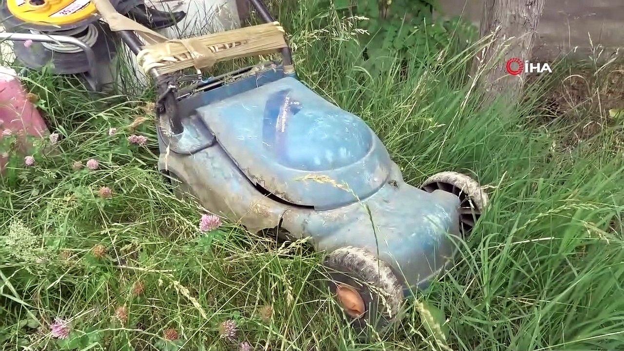 Çim Biçme Makinesi Bozulunca Belediye Başkanı Tırpanı Eline Aldı