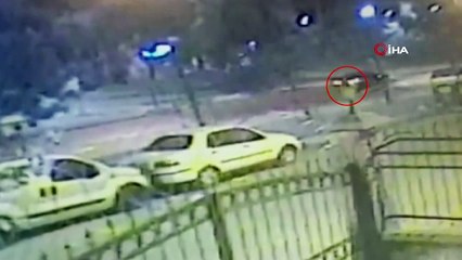 Esenyut’ta yolun karşına geçmek isteyen gence araç böyle çarptı