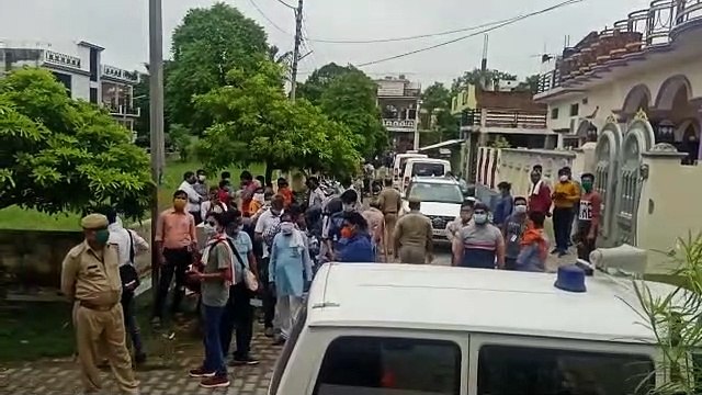 UP: बाराबंकी में दो मासूम व पति-पत्नी के लटके मिले शव, पहले बच्चों को मारा, फिर मां- बाप ने दी जान