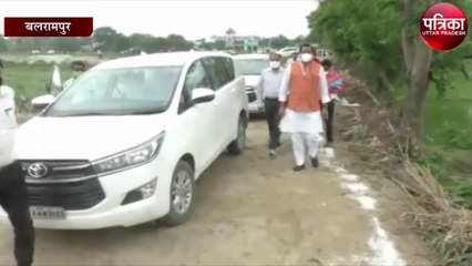 जलशक्ति मंत्री ने राप्ती नदी के तट पर बनाये गये तटबन्ध का किया स्थलीय निरीक्षण