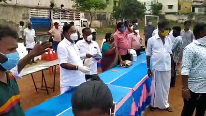 அதிமுக சார்பில் சென்னை துறைமுகம் 59 வது வார்டு  சத்திய வாணி முத்துநகரில் நா.பாலகங்கா நிவாரண பொருட்களை வழங்கினார்! ஆயிரத்துக்கும் மேற்பட்டோர் நிவாரணப் பொருட்களை நீண்ட க்யூ வரிசையில் நின்று பெற்று சென்றனர்!