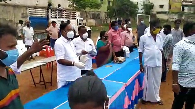 அதிமுக சார்பில் சென்னை துறைமுகம் 59 வது வார்டு சத்திய வாணி முத்துநகரில் நா.பாலகங்கா நிவாரண பொருட்களை வழங்கினார்! ஆயிரத்துக்கும் மேற்பட்டோர் நிவாரணப் பொருட்களை நீண்ட க்யூ வரிசையில் நின்று பெற்று சென்றனர்!
