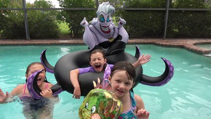 Sophia Isabella e Alice Brincando na Piscina com Brinquedos Disney