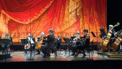 حفل تضامن مع العاملين الصحيين يعيد الحياة إلى أوبرا غارنييه