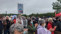 250 personnes rassemblés devant l’hôpital