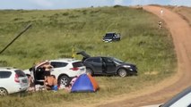 Il s’arrête en plein milieu d’une colline, tombe et sa voiture fonce sur un groupe de campeurs