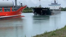 Quand deux gros bateaux se croisent sur un canal mais n’ont pas le temps de s’éviter