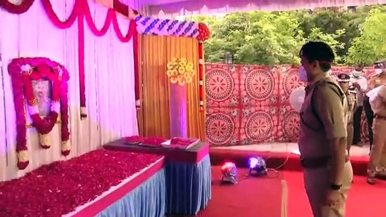 உடல்நல குறைவால் இறந்த சென்னை பெருநகர காவல், S-3 மீனம்பாக்கம் காவல் நிலைய சுற்றுக்காவல் வாகன பொறுப்பு  உதவி ஆய்வாளர்  P.குருமூர்த்தி அவர்களின் திருவுருவ படத்திற்கு காவல்துறை தலைமை இயக்குநர் ஜ.கு.திரிபாதி மற்றும் சென்னை பெருநகர காவல் ஆணையாளர் மகேஷ்குமார் அக
