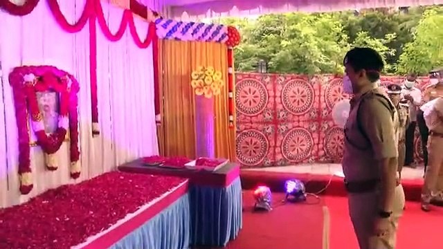 உடல்நல குறைவால் இறந்த சென்னை பெருநகர காவல், S-3 மீனம்பாக்கம் காவல் நிலைய சுற்றுக்காவல் வாகன பொறுப்பு உதவி ஆய்வாளர் P.குருமூர்த்தி அவர்களின் திருவுருவ படத்திற்கு காவல்துறை தலைமை இயக்குநர் ஜ.கு.திரிபாதி மற்றும் சென்னை பெருநகர காவல் ஆணையாளர் மகேஷ்குமார் அக