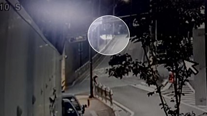 인도 돌진한 차에서 '마약 관련 주사기'...운전자는 도망 / YTN