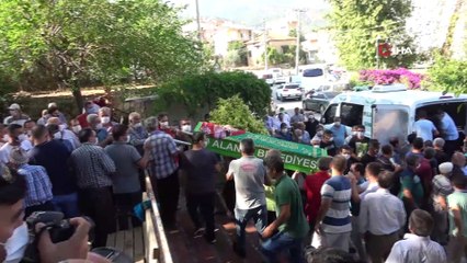 Kazada ölen 3 kişilik aile yan yana toprağa verildi