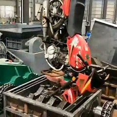 Regardez comment cette machine avale cette moto