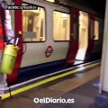 Banksy lleva su arte al metro de Londres para que nadie se olvide de usar mascarilla