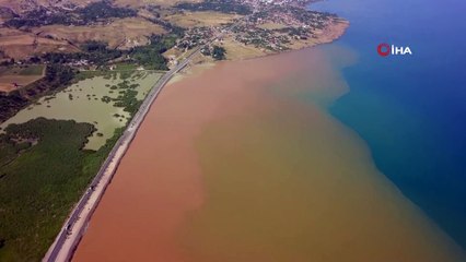 Sel Suları Van Gölü’nü Kızıla Boyadı