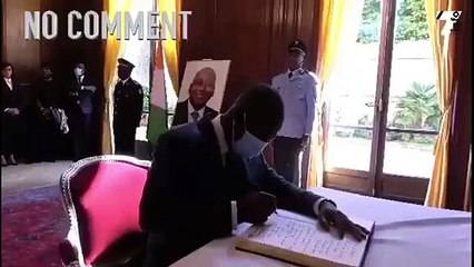 Download Video: Décès du PM Amadou Gon Coulibaly: SEM Maurice Bandaman procède à l'ouverture du cahier des condoléances