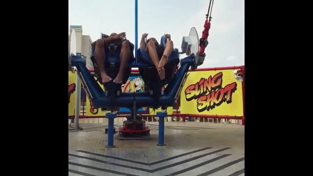 Il leur fait croire qu'une vis vient de tomber du manège... Blague énorme