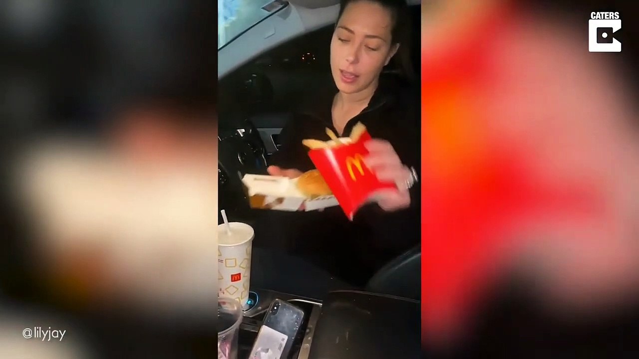 Elle nous montre comment manger son McDo en voiture... Enfin presque
