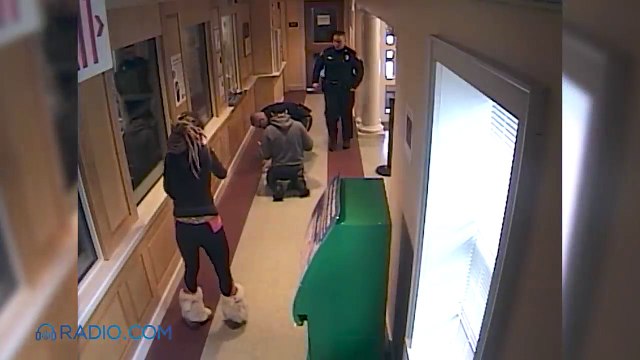 Des policiers sauvent un bébé chien en train de s'étouffer