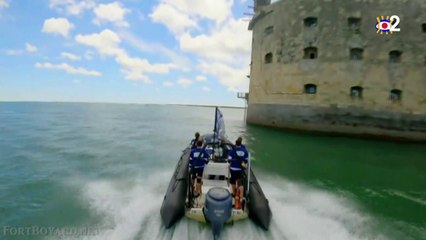 Fort Boyard 2020 : séquence de "L'arrivée des candidats sur le Fort et sur le proscenium"