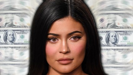 Скачать видео: Kylie Jenner dissed by waitress in viral TikTok video.