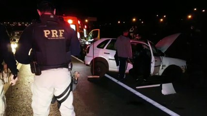 Três carros se envolvem em grave colisão na rodovia BR-277