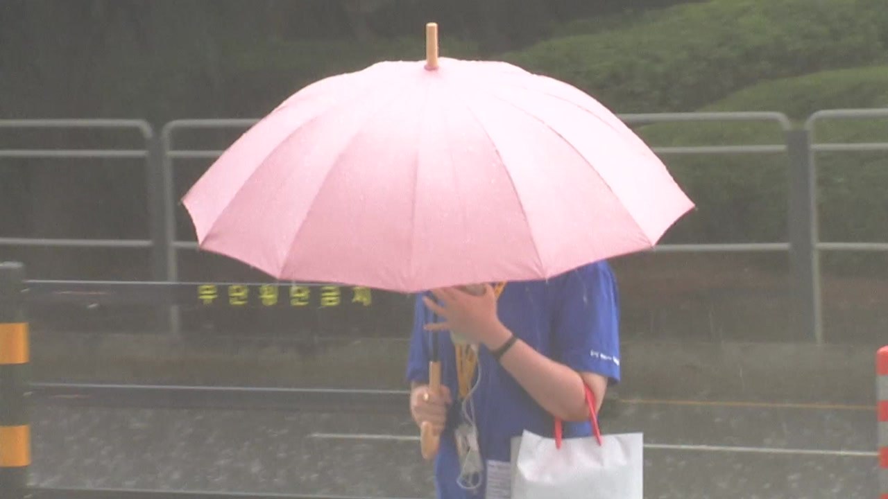 [날씨] 중부 맑고 무더위, 서울 28℃...남부 산발적 비 / YTN