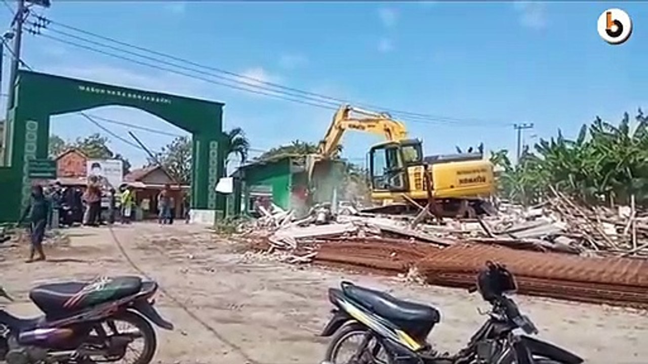 DUA BANGUNAN DI TANGGULANGIN DI BONGKAR UNTUK PENANGGULANGAN BANJIR