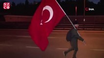 Türk bayrağıyla birlikte 15 Temmuz Şehitler anıtına doğru yürüyüşe geçti