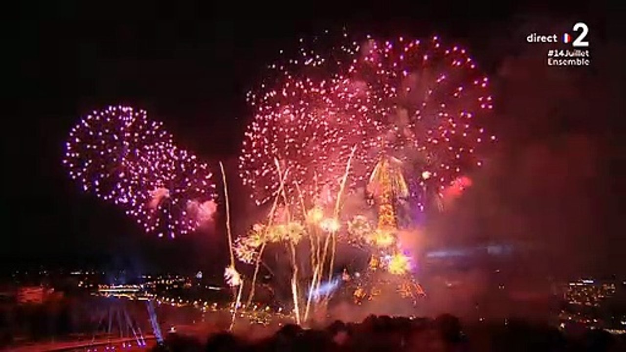 Regardez le final du feu d'artifice tiré hier soir depuis la Tour Eiffel à l'occasion du 14 juillet et diffusé en direct sur France 2
