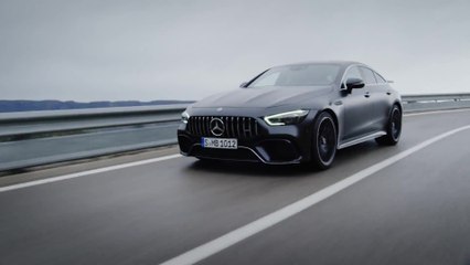 सभी नए मर्सिडीज-एएमजी जीटी 63 एस 4 एमएटीआईसी + 4-डोर कूप ड्राइविंग वीडियो