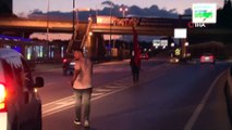 Eline Türk Bayrağı Alıp 15 Temmuz Şehitler Anıtına Doğru Yürüyüşe Geçti