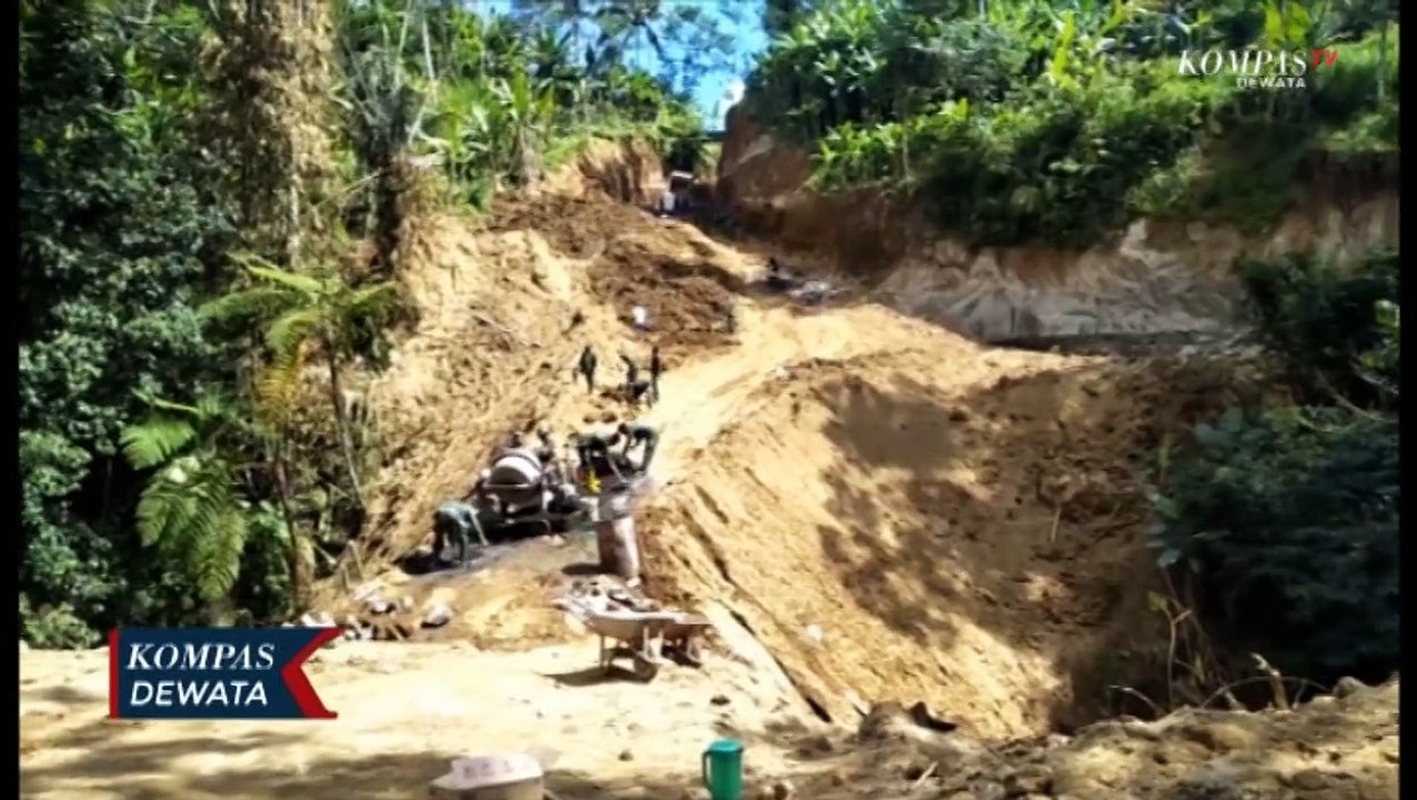 Gotong Royong TNI dan Warga Bangun  Penghubung Antar Desa