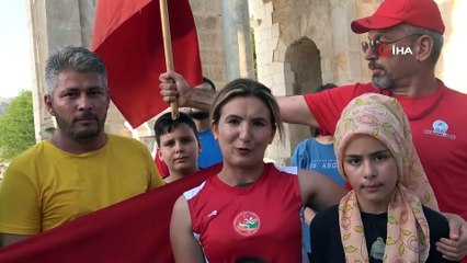 Şehitler anısına Anavarza Kalesi etrafından Türk bayrakları ile koştular