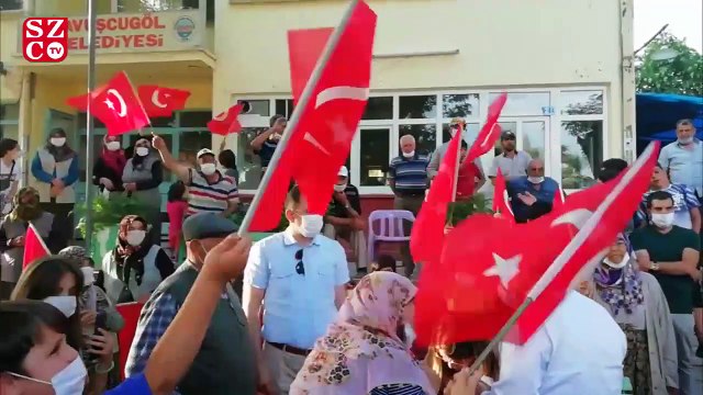 AKP’li vekil ve kaymakama tepki gösteren Çavuşcugöl halkı CHP’li heyeti Türk bayraklarıyla karşıladı