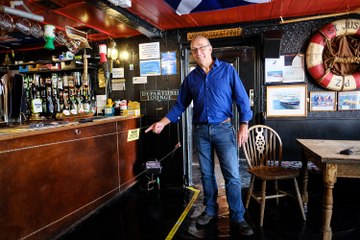 Il installe une clôture électrique pour faire respecter la distanciation sociale dans son bar