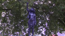 Une statue d'un marchand d'esclaves remplacée par celle d'une protestante du mouvement Black Lives Matter à Bristol