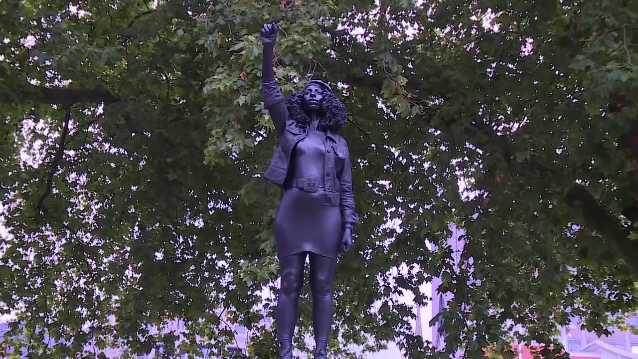 Une statue d'un marchand d'esclaves remplacée par celle d'une protestante du mouvement Black Lives Matter à Bristol