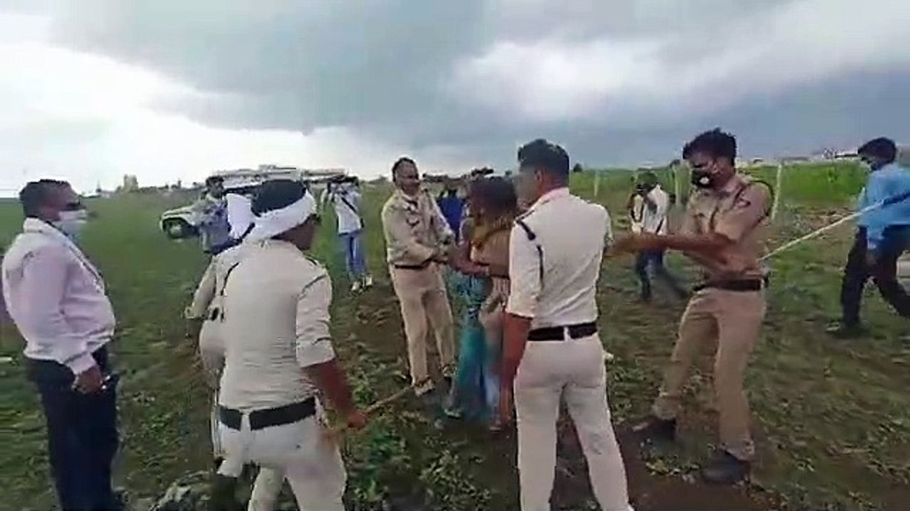 गुनाः अतिक्रमण हटाने के दौरान हंगामा, पति-पत्नी ने पुलिस के सामने पिया कीटनाशक