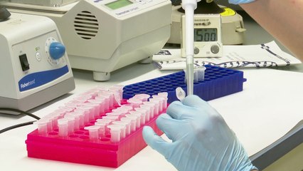 La vacuna contra la COVID-19 de Moderna muestra resultados prometedores