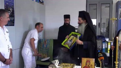 Ο μητροπολίτης Φθιώτιδας τίμησε τον λιμενικό που έσωσε το ζευγάρι ηλικιωμένων στην Αρκίτσα