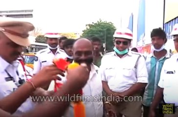 Indian cops shame those who pee on roads!